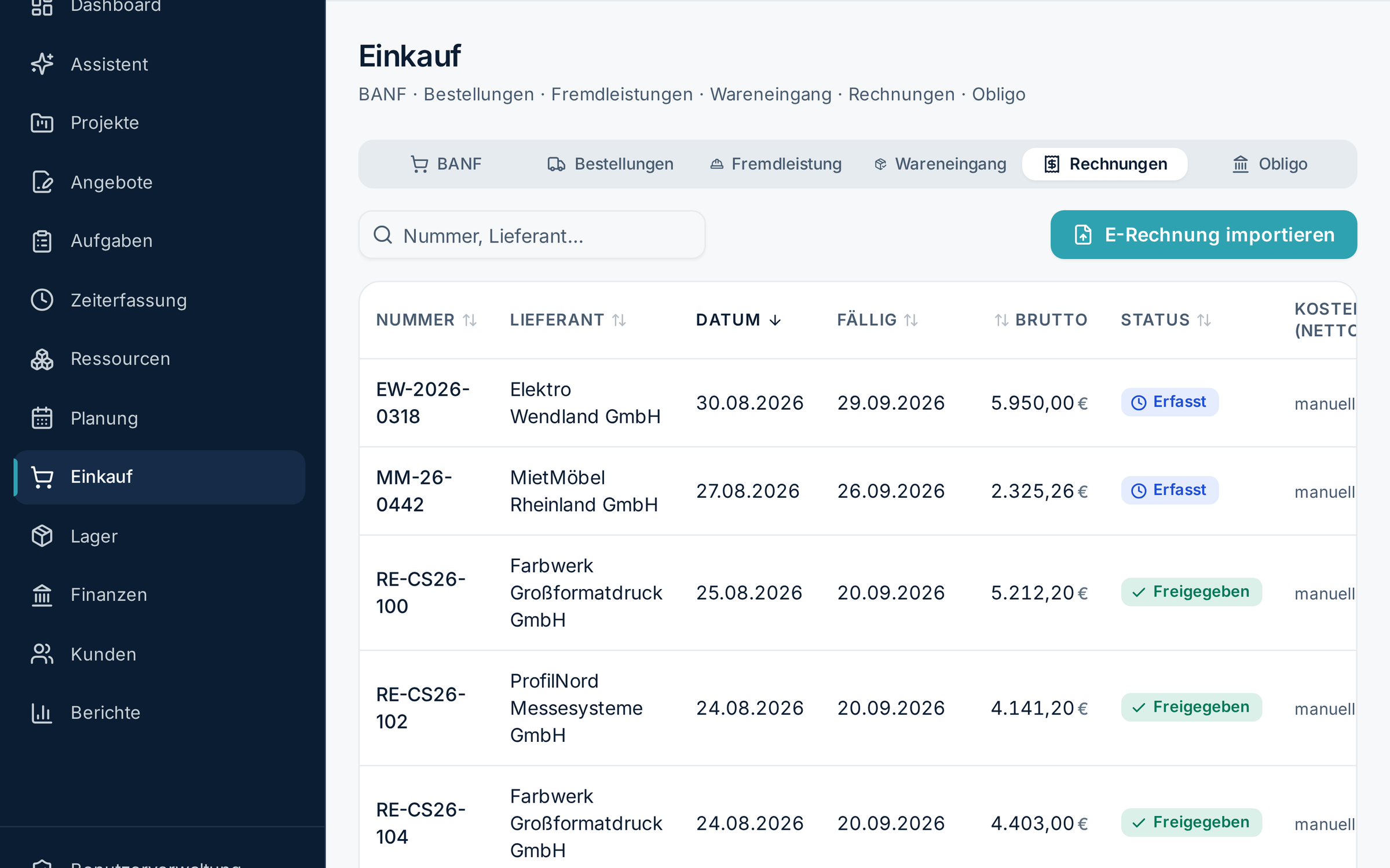 Eingangsrechnungen im Einkauf: je Zeile Nummer, Lieferant, Datum, Fälligkeit, Bruttobetrag und Status — teils erfasst, teils freigegeben; darüber die Reiter des Moduls von der Bestellanforderung bis zum Obligo und die Schaltfläche zum Einlesen einer E-Rechnung