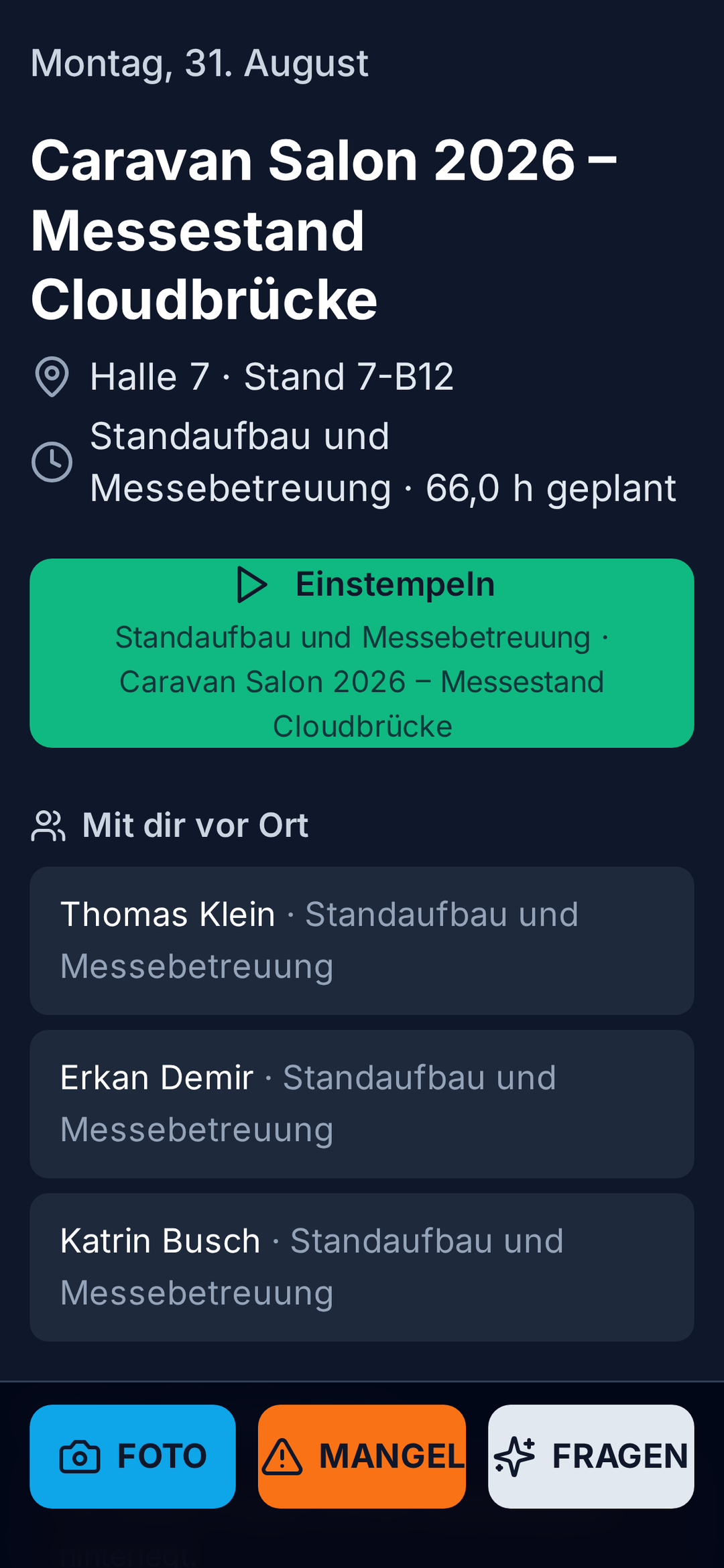 Der Tag eines Monteurs auf dem Telefon: Datum, Projekt, Halle und Standnummer, die Tätigkeit mit den geplanten Stunden, der Knopf zum Einstempeln und die Kollegen, die vor Ort sind